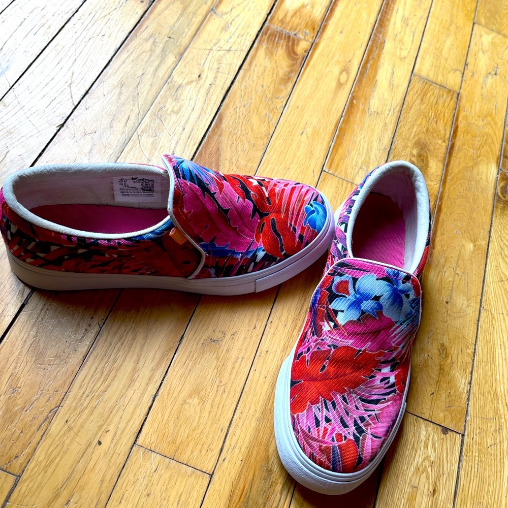 Nike size 7 slip on sneakers